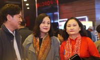 Nghệ sĩ Lê Dũng Nhi (từ trái qua) và NSND Hoàng Cúc cùng nhiều thế hệ nghệ sĩ, cán bộ công nhân viên hãng phim dự lễ kỷ niệm. Ảnh: NGUYÊN KHÁNH