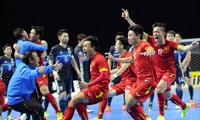 Niềm vui của các cầu thủ futsal Việt Nam sau khi đánh bại Nhật Bản tại tứ kết giải Futsal châu Á và giành vé tới World cup 2016. Năm nay, futsal Việt Nam quyết tâm tái lập thành tích 4 năm trước. Ảnh: PV 