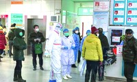 Các bệnh nhân chờ khám bác sĩ tại Bệnh viện số 9 ở thành phố Vũ Hán của Trung Quốc.Ảnh: New York Times