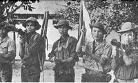 Đại đội trưởng đặc công Phạm Duy Đô (cầm cờ) trong những ngày tháng 4/1975 lịch sử. Ảnh: T.L