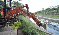 Khởi công xây dựng ống cống dưới lòng sông Tô Lịch. Ảnh: Hoàng Mạnh Thắng 