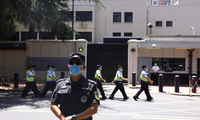 Cảnh sát Trung Quốc đi tuần ở khuôn viên từng là lãnh sự quán Mỹ ở Thành Đô ngày 27/7. Ảnh: AP
