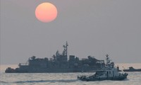 Một con tàu đi ngang qua căn cứ nổi của hải quân Hàn Quốc khi mặt trời mọc gần đảo Yeonpyeong. Ảnh: AP 