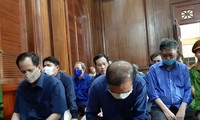 Các bị cáo tại phiên tòa chiều 25/9. Ảnh: Tân Châu