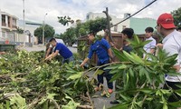 “Tổ phản ứng nhanh” hỗ trợ người dân khắc phục hậu quả sau bão số 9. Ảnh: Giang Thanh