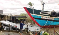 Tàu thuyền bị bão đẩy “leo” bờ làm sập nhà dân ở Thuận An (Phú Vang, TT-Huế) 