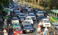 Ùn tắc trên đường Phạm Văn Đồng dẫn vào sân bay Tân Sơn Nhất 