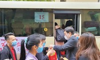 Anh Bùi Quang Huy, Ủy viên dự khuyết T.Ư Đảng, Bí thư thường trực T.Ư Đoàn, Chủ tịch T.Ư Hội SVVN, trao quà tặng sinh viên có hoàn cảnh khó khăn tham gia các chuyến xe “Hỗ trợ sinh viên về quê đón Tết” năm 2021 