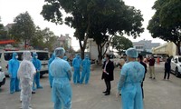 Bác sĩ Cấp (áo đen) tập huấn cho y bác sĩ ở tâm dịch Chí Linh