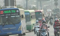 Xe buýt lớn khi lưu thông có thể tạo ra những “bức tường di động” gây cản trở giao thông. Ảnh: H.T