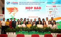 BTC chụp ảnh lưu niệm cùng nhà tài trợ, đơn vị đồng hành, người đẹp tại họp báo ở Hà Nội ngày 9/3. Ảnh: Như Ý 