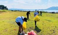 Nhóm bạn trẻ tham gia nhặt rác tại khu vực hồ Ea Kao