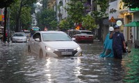 Mưa to kết hợp triều cường, đường phố giữa trung tâm Sài Gòn ngập nặng 