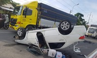 Xe ô tô lật ngửa giữa quốc lộ, 5 người may mắn thoát chết 