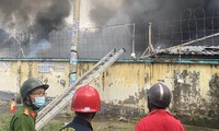 Xưởng vải ở vùng ven TPHCM bất ngờ bốc cháy dữ dội
