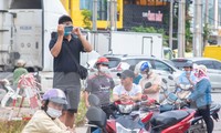 Công an giải tán nhiều người đến livestream vụ cháy quán karaoke ở Bình Dương