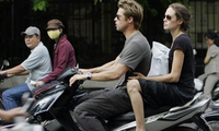 Loạt ảnh Brad Pitt - Angelina Jolie đi xe máy ở Việt Nam 15 năm trước gây &apos;sốt&apos; trở lại