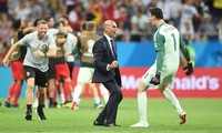 HLV Roberto Martinez ăn mừng sau trận đấu với Nhật Bản