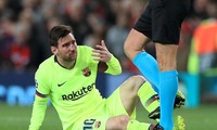 Hứng trọn cú húc của sao M.U, Messi đổ máu ở Old Trafford