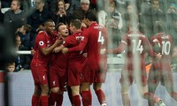 Các cầu thủ Liverpool ăn mừng bàn quyết định.