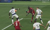 Bóng chạm nách Sissoko trước khi đập vào tay tiền vệ của Tottenham.