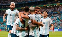 Các cầu thủ Argentina ăn mừng trước Qatar.