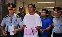 Ronaldinho và anh trai đã bị cảnh sát Paraguay bắt giữ hôm 6/3.