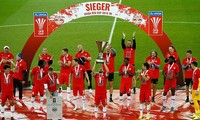 RB Salzburg ăn mừng theo kiểu "giãn cách xã hội"