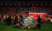 Nhân viên đội bóng bị đèn trên sân rơi trúng đầu tử vong