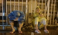 Đội mưa xếp hàng xuyên đêm mua vé AFF Cup ở Hà Nội
