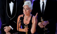 Lady Gaga bật khóc khi nhận giải Oscar đầu tiên sau 2 năm lỡ hẹn