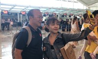 Tuyển Việt Nam rời Bali, CĐV nữ háo hức chụp hình cùng thầy Park
