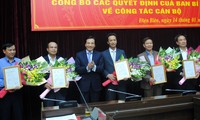 Bí thư Tỉnh ủy Điện Biên Trần Văn Sơn trao quyết định và chúc mừng các đồng chí được chỉ định chức vụ mới. 