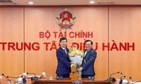 Bộ trưởng Đinh Tiến Dũng trao quyết định và chúc mừng tân Thứ trưởng Tạ Anh Tuấn. 