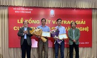 Lãnh đạo Hội Nhà văn Việt Nam chúc mừng 2 tác giả đoạt giải cao nhất của cuộc thi; Tác giả Tòng Văn Hân (thứ 2 từ trái sang) và tác giả Nguyễn Văn Song (thứ 2 từ phải sang)