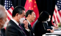 Ủy viên Bộ Chính trị Trung Quốc Dương Khiết Trì (giữa) trong cuộc gặp Ngoại trưởng Mỹ Antony Blinken tại Alaska hồi tháng 3. Ảnh: Reuters 