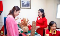 Chị Trần Thị Xuân Quỳnh (đứng bên phải) chớp cơ hội khởi nghiệp ngay trong thời điểm dịch bệnh bùng phát