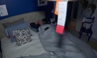 Một khách hàng ngủ trên chiếc giường trưng bày
