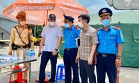Phó Giám đốc Sở GTVT Hà Nội Đào Việt Long (thứ 2, từ trái sang) kiểm tra và động viên liên ngành TTGT-CSGT kiểm soát xe “luồng xanh” chốt cửa ngõ Pháp Vân (phía Nam) tháng 7/2021. Ảnh: T.Đảng