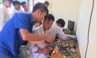 Anh Trần Minh Khánh (áo xanh), Bí thư Ðoàn phường Quyết Tâm (TP Sơn La) và cộng sự sửa chữa máy vi tính cũ để tặng học sinh có hoàn cảnh khó khăn
