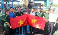 Trao tặng cờ Tổ quốc cho ngư dân trong chương trình “Tôi yêu Tổ quốc tôi” của Ðoàn Thanh niên Bộ CHQS tỉnh Nghệ An