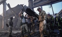 Lực lượng cứu hộ làm việc tại khu vực trung tâm mua sắm ở Kremenchuk, Ukraine bị trúng tên lửa ngày 27/6. Ảnh: Reuters