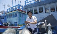 Ngư dân Phan Bá Thuận kiểm tra lại thiết bị trên tàu để chuẩn bị cho chuyến vươn khơi. Ảnh: Hoài Văn