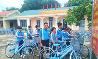 CLB MC tỉnh Đắk Lắk tặng xe đạp cho học sinh có hoàn cảnh khó khăn