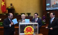 Tổng Bí thư Nguyễn Phú Trọng và các đồng chí lãnh đạo bỏ phiếu tại Quốc hội