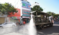 Lực lượng quân đội phun khử khuẩn các khu vực quận Thanh Khê (TP Đà Nẵng) vào chiều 20/6. Ảnh: Nguyễn Thành 