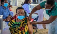 Một phụ nữ ở Uganda được tiêm vắc xin ngừa COVID-19 Ảnh: AP 