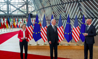 Chủ tịch Ủy ban châu Âu Ursula von der Leyen cùng Tổng thống Mỹ Joe Biden (giữa) và Hội đồng châu Âu Charles Michel chụp ảnh chung trước thượng đỉnh Mỹ - EU ngày 15/6 Ảnh: Reuters 