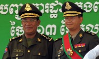 Thủ tướng Campuchia Hun Sen và con trai Hun Manet tại một căn cứ quân sự ở Phnom Penh năm 2009Nguồn: SCMP