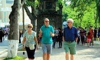 Chậm trễ mở cửa du lịch: Mất cơ hội, mất tiền